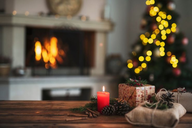 Casa decorata con luci su albero e candela rossa