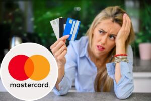 donna con carte di credito e logo mastercard