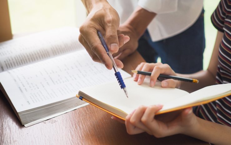 insegnante libri mani