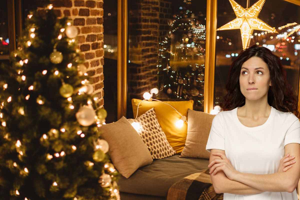 Casa decorata per Natale donna dubbiosa