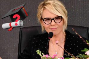 Maria De Filippi cappello laurea punto interrogativo