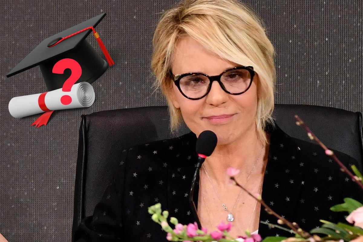 Maria De Filippi cappello laurea punto interrogativo