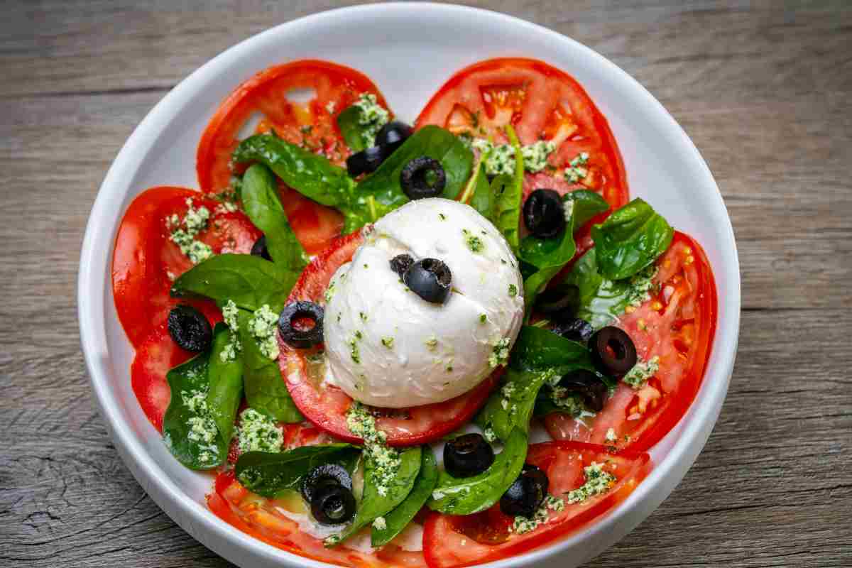 caprese con olive nere