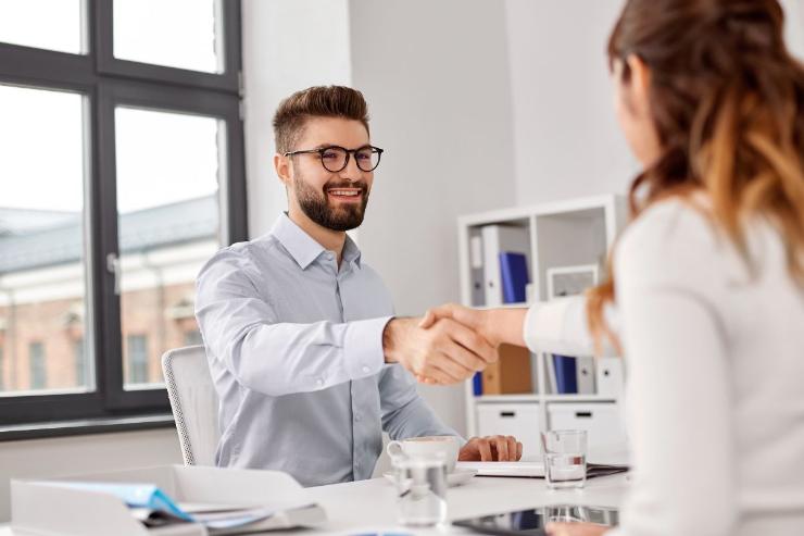 stretta di mano al lavoro 