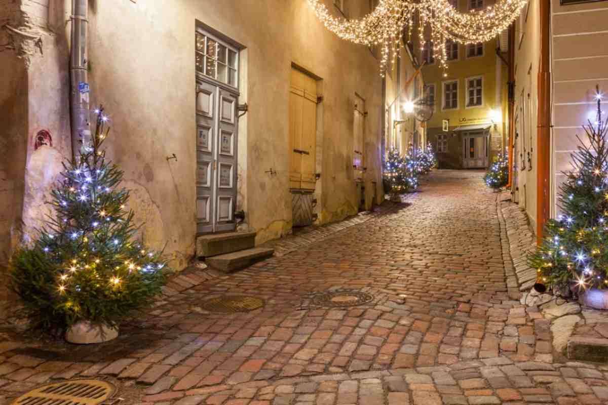 Città illuminata dagli addobbi natalizi